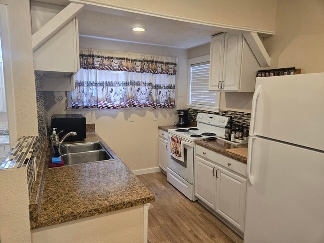 R and B Properties in Bremerton, WA - Foto de edificio - Building Photo