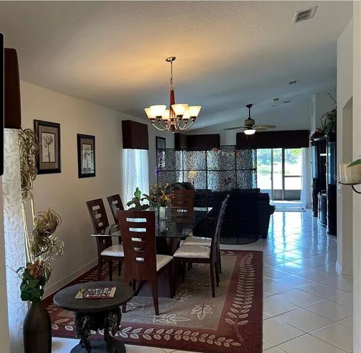 453 Grand Canal Dr in Kissimmee, FL - Building Photo