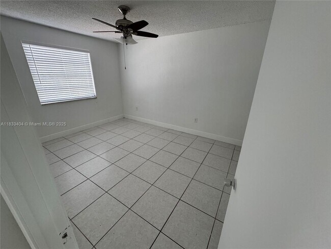 921 W 80th Pl in Hialeah, FL - Building Photo - Building Photo