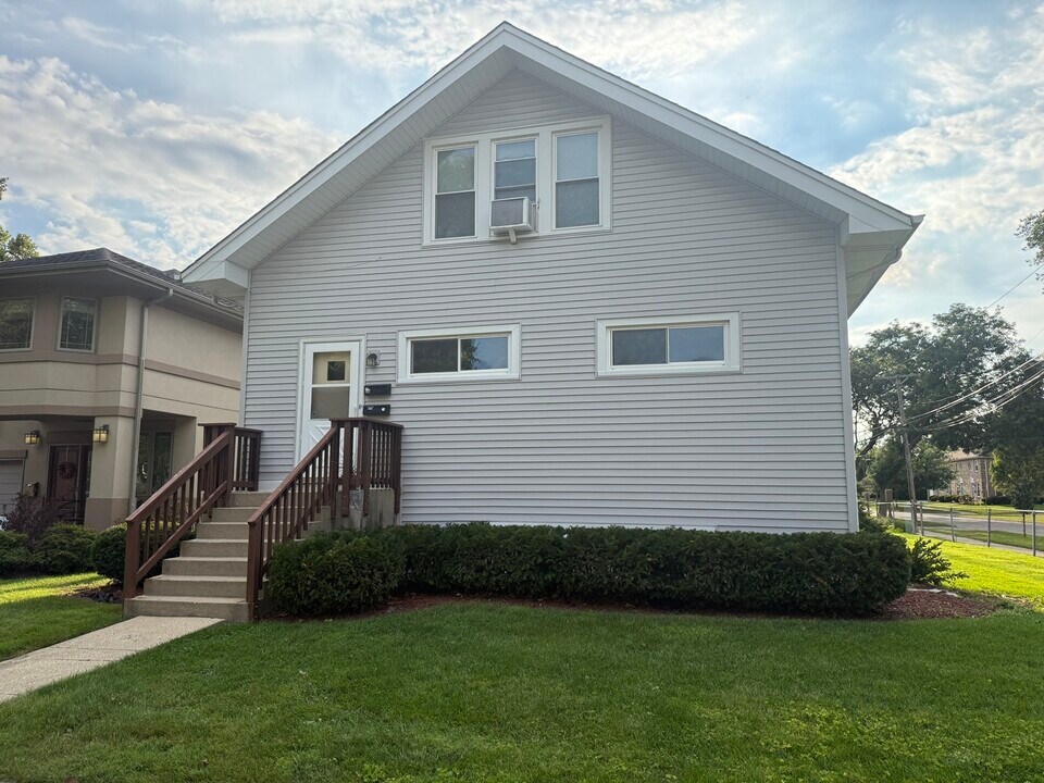 544 Arlington Ave in Elmhurst, IL - Building Photo
