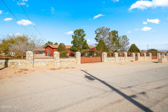16051 Harrison Ave in El Paso, TX - Foto de edificio - Building Photo