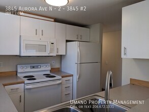 3845 Aurora Ave N in Seattle, WA - Building Photo - Building Photo