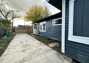 4209 Walker St in Houston, TX - Building Photo - Building Photo