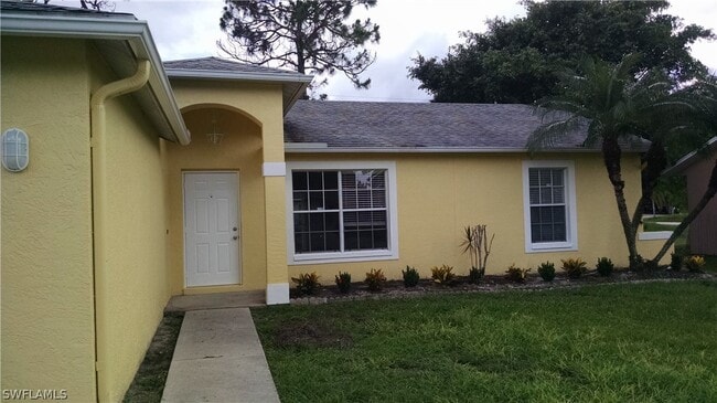 9092 Caloosa Rd in Ft. Myers, FL - Building Photo - Building Photo