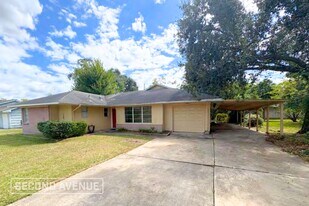 202 Timber Ln in Baytown, TX - Building Photo