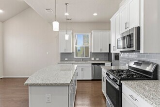 221 E Courtland Pl in San Antonio, TX - Building Photo - Building Photo