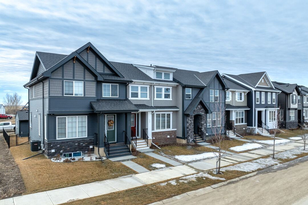 153 Waterford Blvd in Chestermere, AB - Building Photo