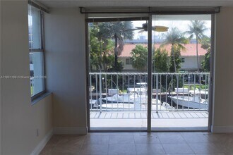 16565 NE 26th Ave in North Miami Beach, FL - Building Photo - Building Photo