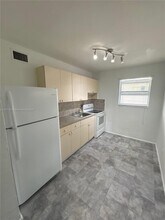 739 SW 9th St in Miami, FL - Building Photo - Building Photo