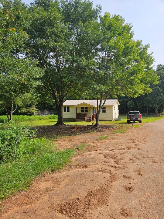 305 Scott Town Dr in Hartwell, GA - Building Photo