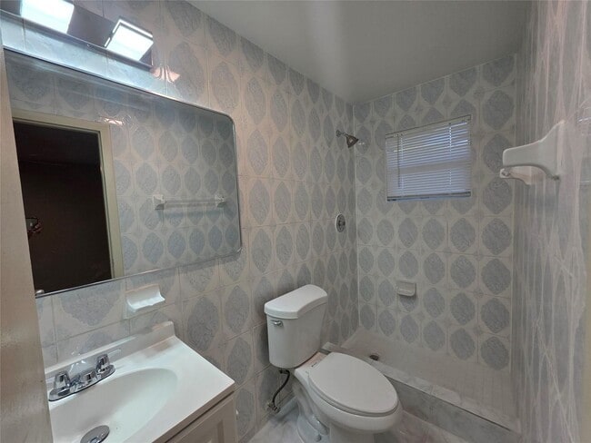 309 NE 169th St in North Miami Beach, FL - Building Photo - Building Photo