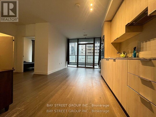 11-411 Wellesley St W in Toronto, ON - Building Photo - Building Photo
