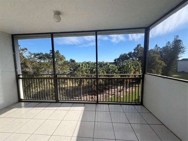 16171 Blatt Blvd in Weston, FL - Building Photo - Building Photo