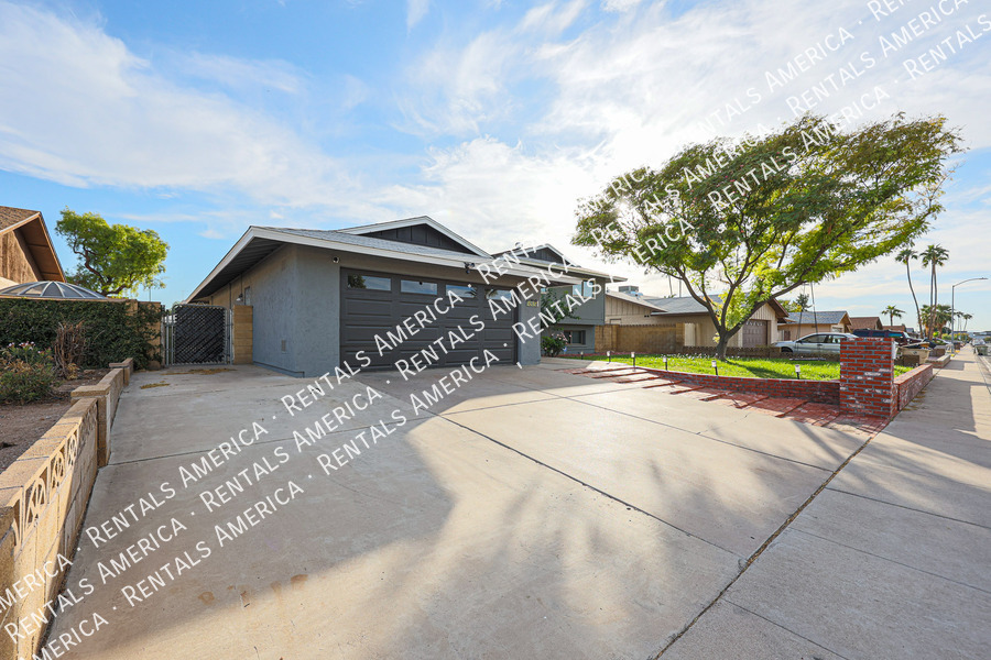 5205 W Caribbean Ln in Glendale, AZ - Building Photo