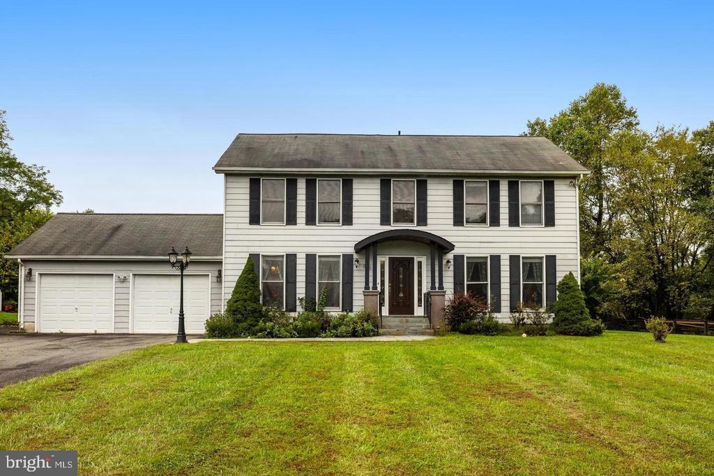 836 Utterback Store Rd in Great Falls, VA - Building Photo