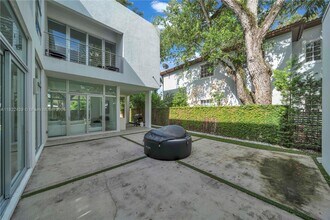 5720 SW 24th St in Miami, FL - Building Photo - Building Photo