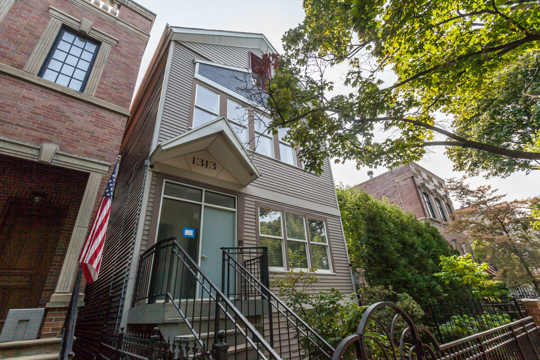 1313 W Wolfram St in Chicago, IL - Building Photo