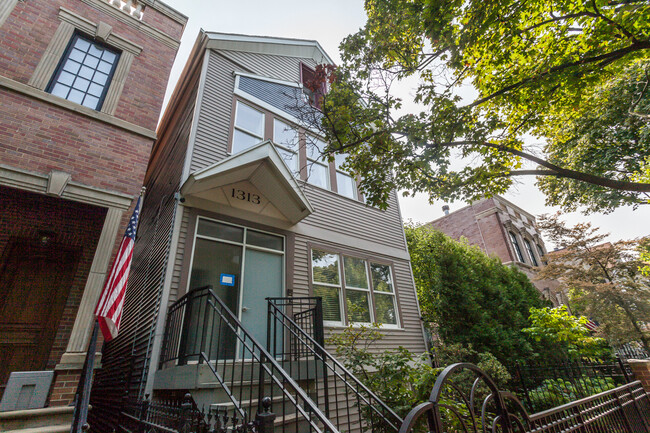 property at 1313 W Wolfram St