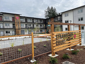 Strawberry Court in Marysville, WA - Foto de edificio - Building Photo