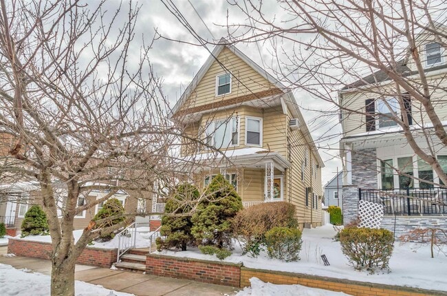 property at 28 W 37th St