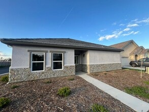 205 E Hawkeye Ave in Turlock, CA - Building Photo - Building Photo