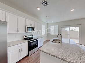 1905 Viaggio Ave in North Las Vegas, NV - Foto de edificio - Building Photo