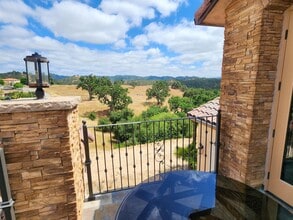 2296 Holly Dr in Paso Robles, CA - Foto de edificio - Building Photo