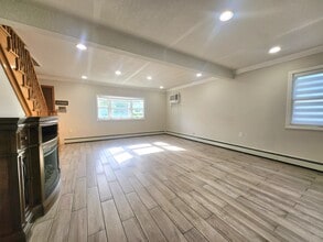 99 Saddle Ln in Levittown, NY - Building Photo - Building Photo