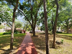 8501 NW 8th St in Miami, FL - Building Photo - Building Photo