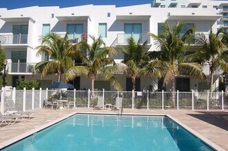 2146 Van Buren St, Unit 402 in Hollywood, FL - Foto de edificio - Building Photo