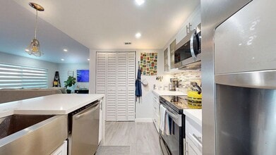 6840 SW 45th Ln in Miami, FL - Building Photo - Building Photo