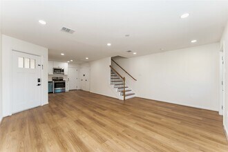 9915 Porto Rico Rd in Houston, TX - Foto de edificio - Building Photo