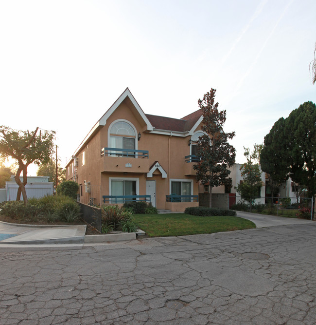 160 W Elm Ct in Burbank, CA - Building Photo - Building Photo