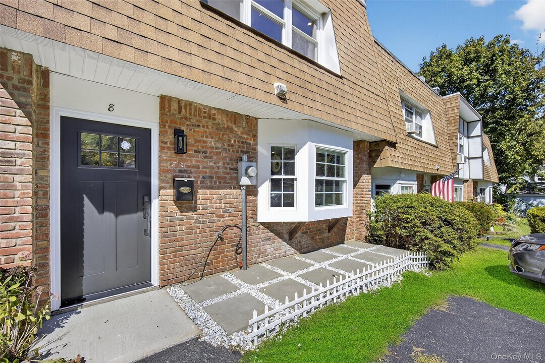 8 Roundtree Ct in Beacon, NY - Building Photo