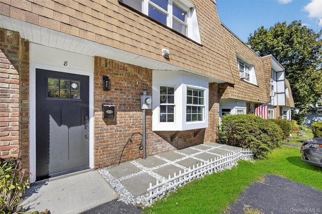 property at 8 Roundtree Ct