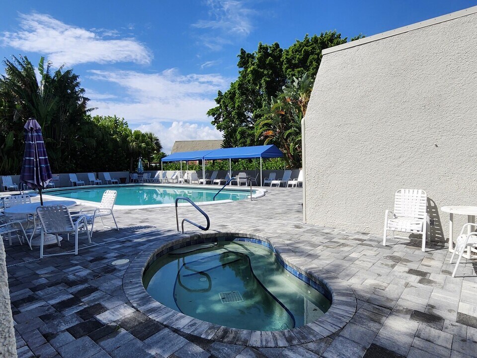 4471 Luxemburg Ct in Lake Worth, FL - Building Photo