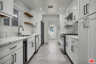 13768 Erwin St in Los Angeles, CA - Building Photo - Building Photo