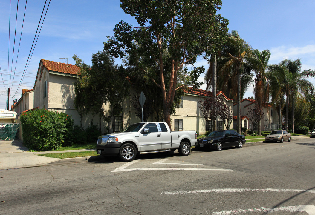 15338 Gundry Ave in Paramount, CA - Foto de edificio