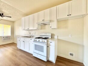 15552 Nordhoff St in Los Angeles, CA - Building Photo - Building Photo