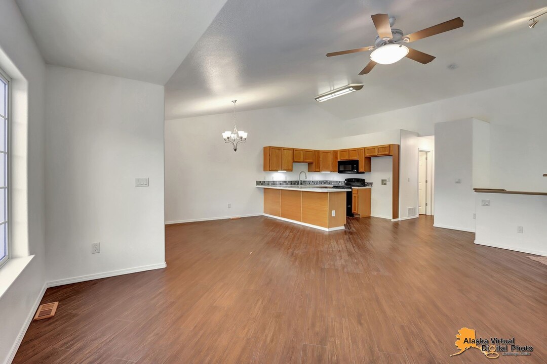 5621 Sapphire Loop in Anchorage, AK - Building Photo