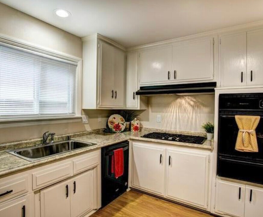 8262 Lambert Dr in Huntington Beach, CA - Building Photo