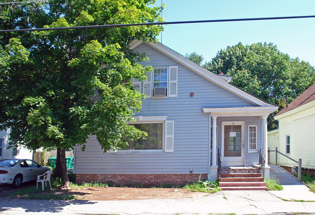 16 Pine St in Rochester, NH - Foto de edificio - Building Photo