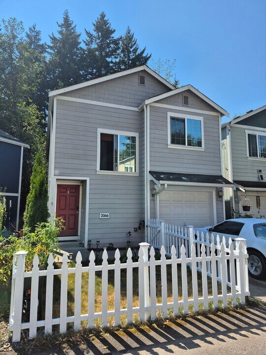 2066 NE Green Glen Ln in Bremerton, WA - Building Photo