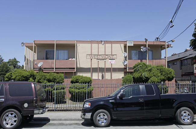 Westmont Apartments in San Leandro, CA - Foto de edificio - Building Photo