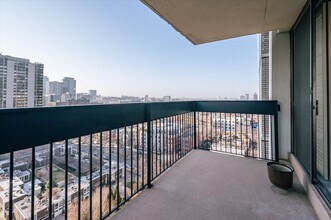 1460 N Sandburg Terrace in Chicago, IL - Building Photo - Building Photo