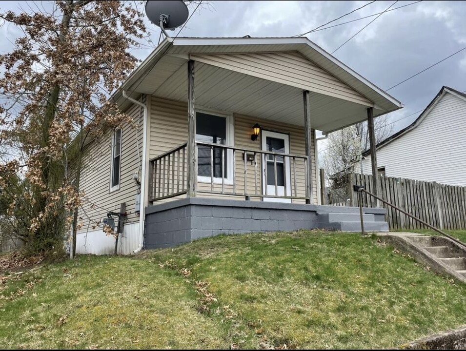 1917 2nd St in Moundsville, WV - Foto de edificio