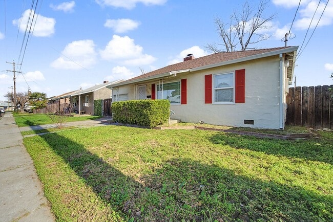 1511 Blue St in Marysville, CA - Building Photo - Building Photo