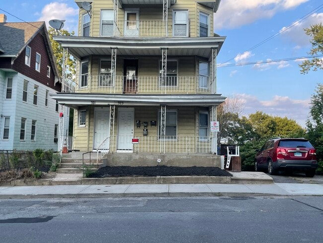 373 Congress Ave, Unit 2nd floor in Waterbury, CT - Foto de edificio - Building Photo