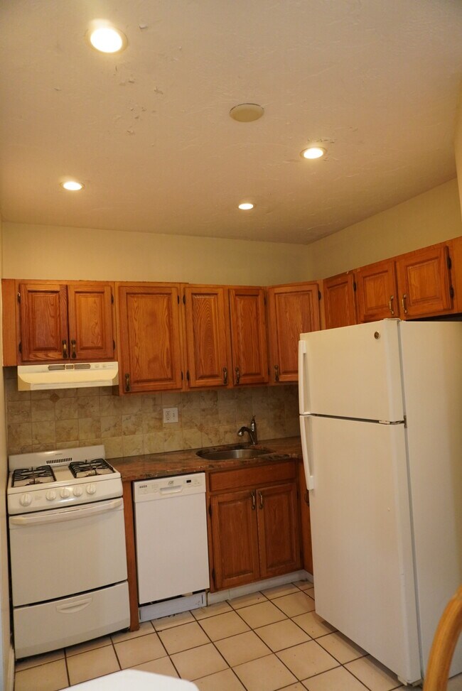 240 Kelton St, Unit 3 in Boston, MA - Building Photo - Building Photo