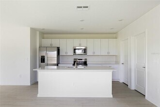 11517 Radiant Shr Lp in San Antonio, FL - Building Photo - Building Photo